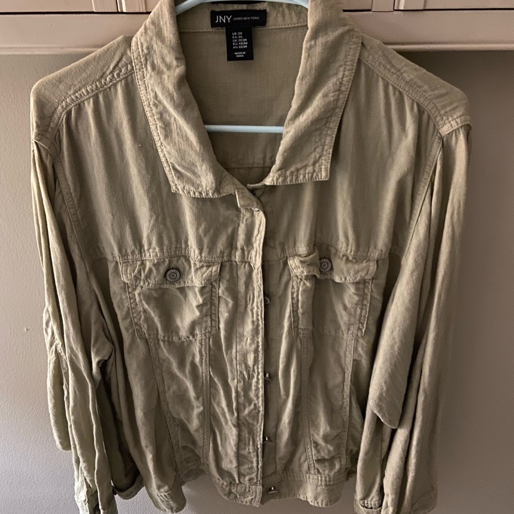 Jones New York linen jacket, need to be steamed, wore once. Light olive green